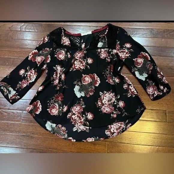 Black floral top with lace detail size medium - Picture 2 of 8